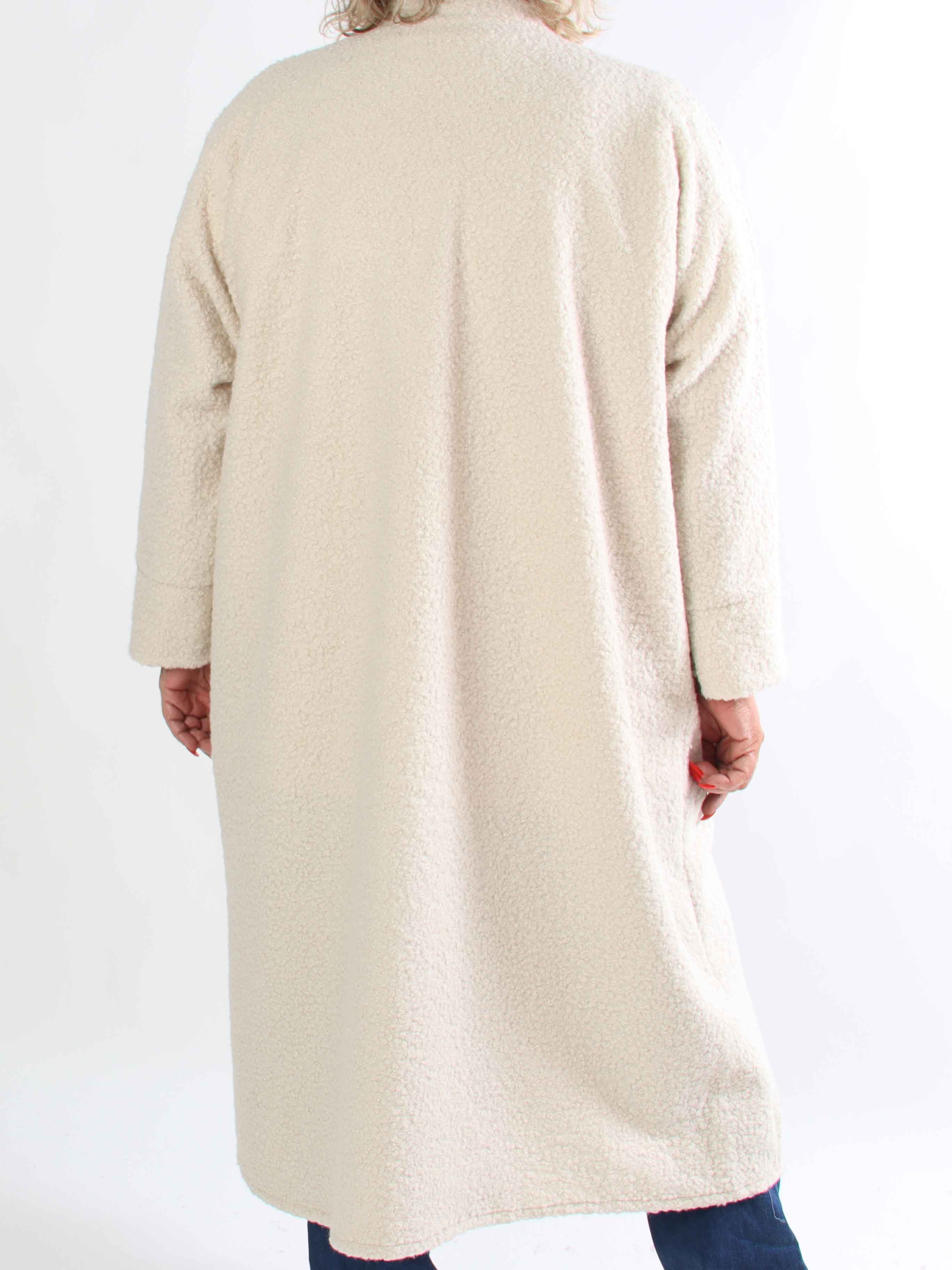 Annah Teddy - Plus size frakke i blødt teddy-stof med tydelige syninger og store lommer